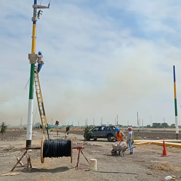 Instalación de postes de luz — Expande de Lambayeque I